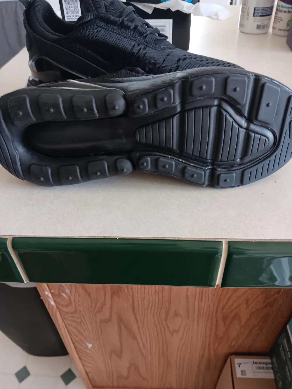 Nike Air Max 270 Boys  Running Shoes - Black Size 7Y.